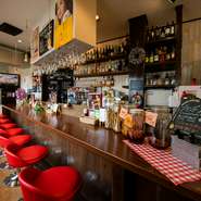 フランスのビストロやスペインのバルのような、親しみやすく気取りのないカウンター席。くつろいだ雰囲気の中で本格ビストロ料理やワインがじっくりと楽しめます。