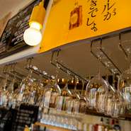 気軽に一本開けられる、コストパフォーマンスに優れたワインを取り揃えています。特に肉料理に合う赤のフルボディのラインナップは充実しており、ワイン通にもオススメです。