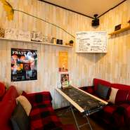 子連れママのランチ会に最適なソファ席もあり、おもちゃの貸し出しもＯＫ。ランチタイム限定のお得な生ビールもあり、その他のアルコールメニューも昼夜問わず提供されているので、ランチ飲み会にも利用できます。