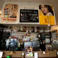 ワインだけでなくビールにカクテルに焼酎、自家製サングリアに季節の果物を漬けこんだ自家製ブランデースプリッツァーまで、幅広いアルコールメニューが用意されています。