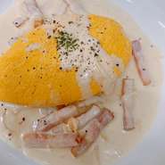 ふわとろの卵をナイフで割ってカルボナーラソースと卵を絡める自分で仕上げるスタイルのオムライスです。