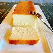 当店イチオシ！　
チーズ好きさんにはたまらないとってもなめらかで風味豊かなチーズテリーヌです。　
ぜひ一度ご賞味ください。
1本1950円でテイクアウトも可能です。