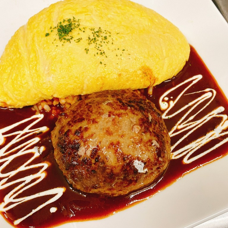 ふわとろオムレツと肉汁あふれるハンバーグのコラボがたまらない『手ごねハンバークオムライス』