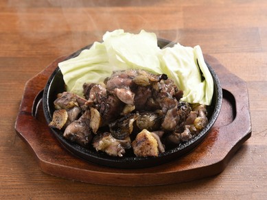 好みの焼き加減が楽しめる『とりもも(地鶏)の炭火網焼き』