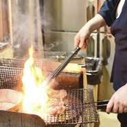「さつま知覧鶏」のもも肉を、激しい炎の中で仕上げた一品。表面は香ばしく、その中に旨みたっぷりの肉汁が閉じ込められています。炎を当てるタイミングを見極め、最高の焼け具合で提供されます。