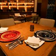 明るすぎない照明が照らし出す、2人だけのテーブル席。記念日や誕生日など、特別な時間を過ごせる空間です。美味しい料理をゆったりと味わいながら、大切な人との思い出に残るひとときを。