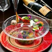 シェフが厳選した、その時期に一番美味しい産地直送物。野菜から調味料まで、オーガニックにこだわった素材が世界中から取り寄せられています。四季を五感で感じる料理で、心躍るひとときが過ごせます。