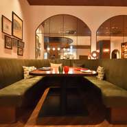 プライベートを大切にしたい家族や友人のお祝いの席に、また女性同士でおしゃべりを楽しみたい会食に最適な雰囲気。心も身体もくつろげる優美な空間で、至福のひとときを満喫できます。