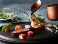 季節の食材を味わえる4種類の「プティ・アシェット」から始まる贅沢フルコースのランチ！