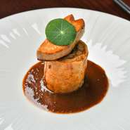 「浜松名物うなぎパイを更に美味しく食べるには？」千住シェフからの答えがこの一品。ナイフでサクっと切って、ソースに絡めて味わえば、浜松の香りが味わえます。