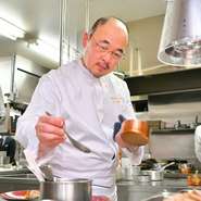 「お客さまの喜びの笑顔が溢れるような、最高のお料理をお出しいたします」と語る千住氏。来店者に「喜び」と「驚き」を提供する料理、笑顔のサービスが大切とも語っています。