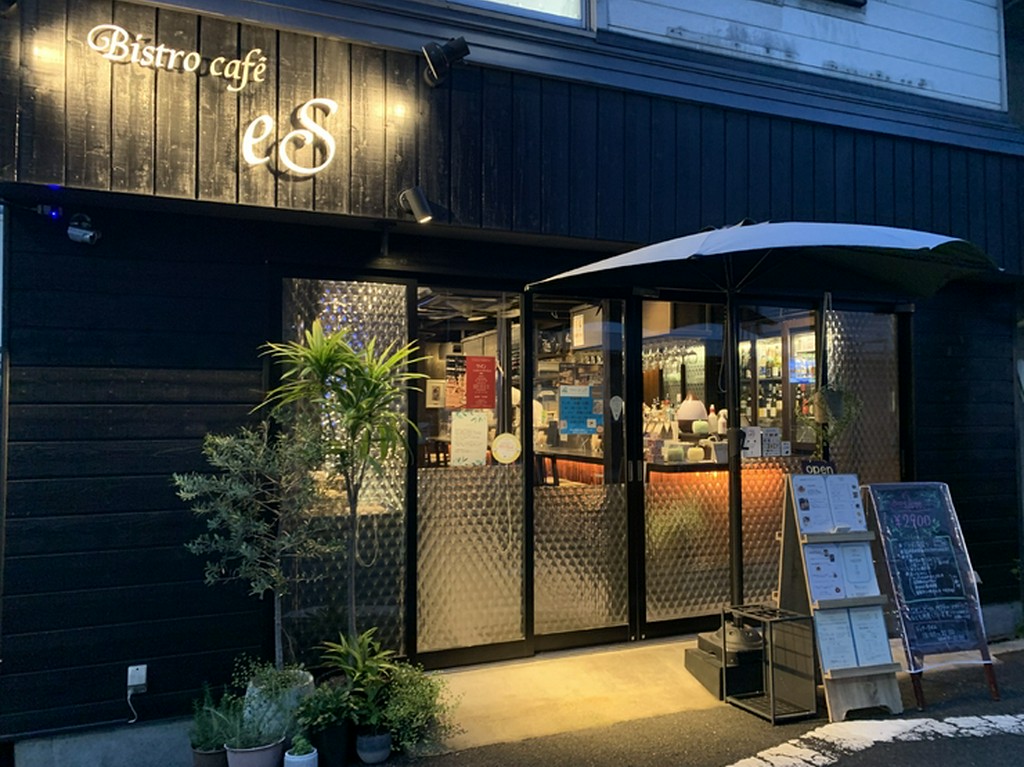 大通りから入ったところにひっそりと佇む、隠れ家的な店