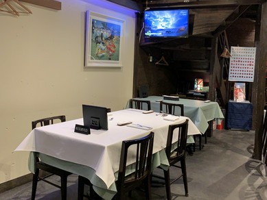 木のぬくもりが心地よい、落ち着いたつくりのダイニングフロア