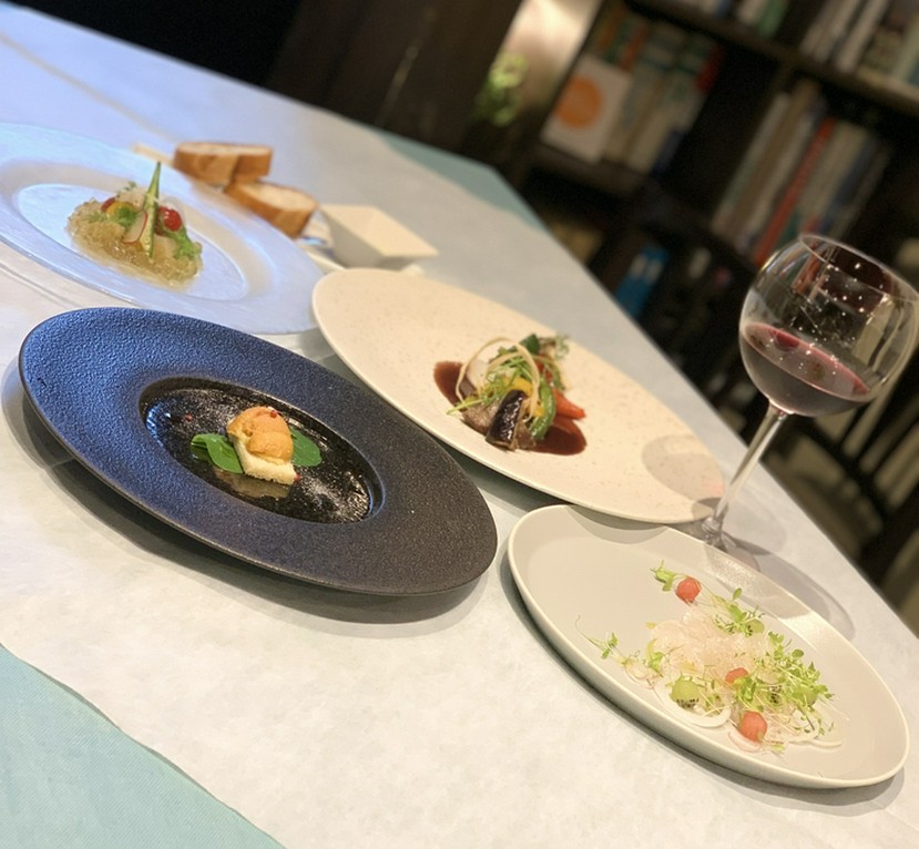 テーブル席でゆっくり会話と料理を楽しむ大人のデート