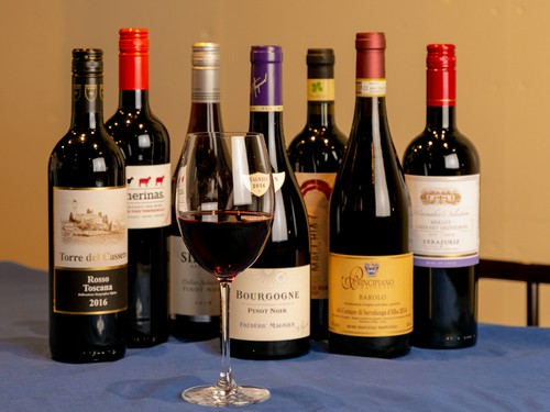 ワインセラーで管理されている赤ワイン