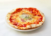 ベーコン、卵入りのトマトソースピッツァ