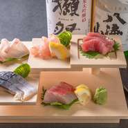 その日オススメの鮮魚7～10種から好みで5種が選べる刺身の盛合わせです。北海道の生ウニやマグロ、カツオ、キンキ、ノドグロが登場することも。ゲストがほぼ必ず注文する定番です。