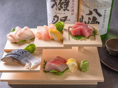 北海道の生ウニやノドグロも！　その日仕入れた鮮魚7～10種から、好みで選べる『刺身五点盛り』