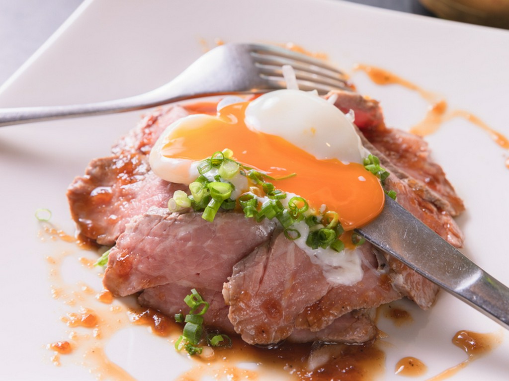しっとりやわらかなローストビーフにとろ～り温泉卵をトッピング！『低温調理のローストビーフ　温玉のせ』