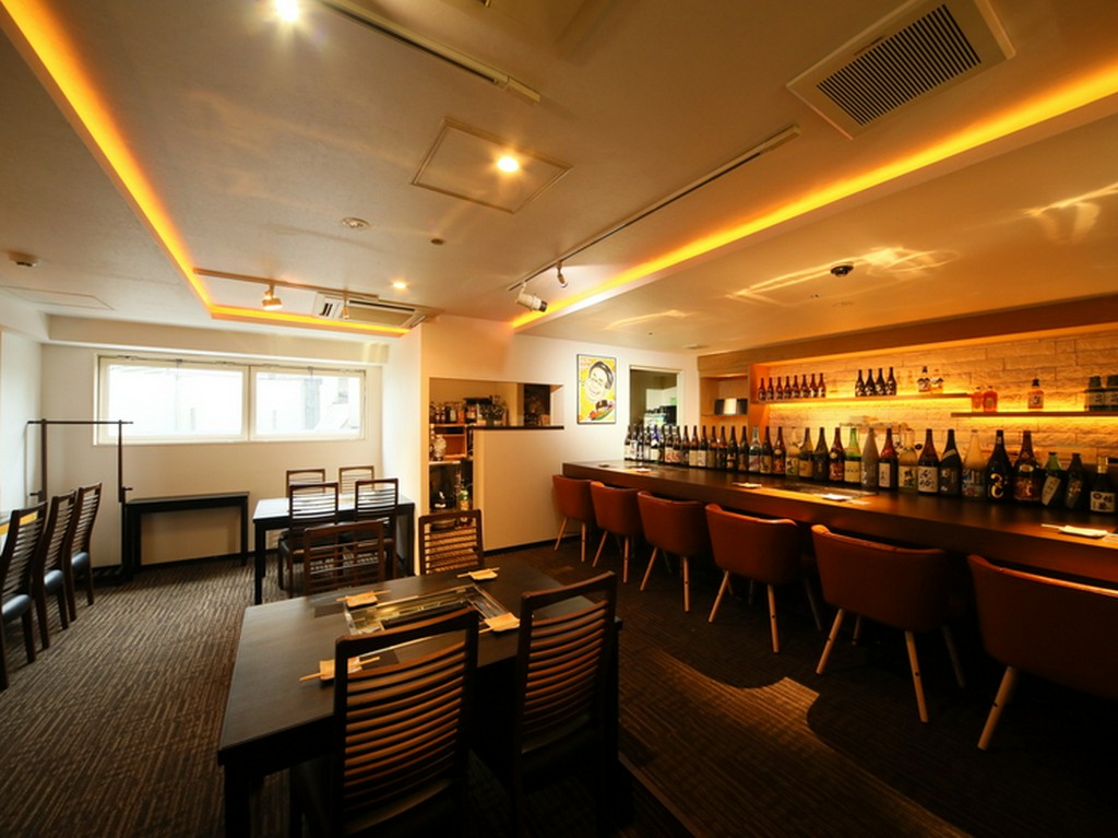 落ち着いた空気が包む。大人が集うワインバーのような店内