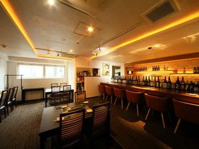 落ち着いた空気が包む。大人が集うワインバーのような店内