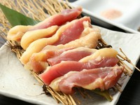 1羽の鶏から2切れしか取れない希少部位。濃厚な味が特徴です。