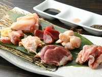 鮮度が見える!焼きながら味わう1番人気『炙り鶏七種盛り』