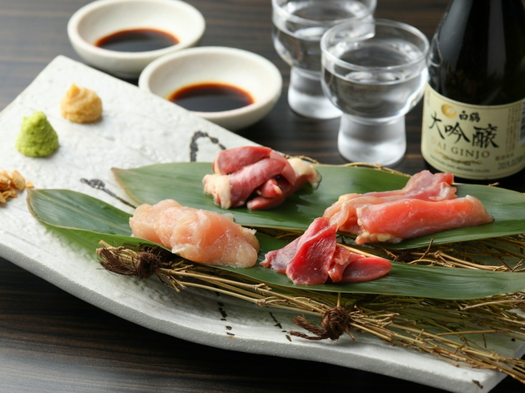 口に膨らむ甘味がたまらない！『鶏の刺身盛り合わせ』