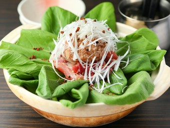 箸が止まらない食欲をそそるスパイシーな『鶏みんち薬膳鍋』　※1人前