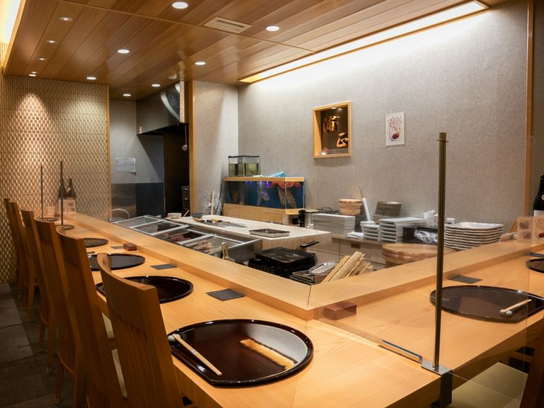 二人の時間をよりゆったりと過ごせる檜のカウンター席