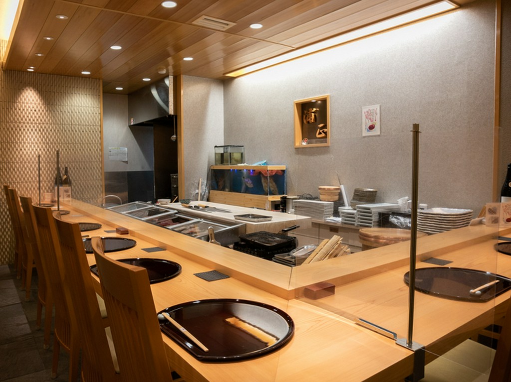 二人の時間をよりゆったりと過ごせる檜のカウンター席