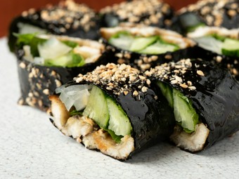 明石産の穴子を、歯触りの良い創作スタイルで楽しむ『焼穴子磯辺巻き』