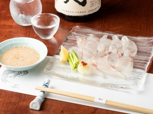 上品な白身魚を肝ポン酢でコク深く味わう『カワハギうす造里』