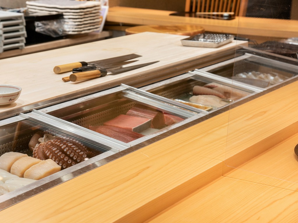 職人の手元まで見られるフルフラットに設えられた檜のカウンター