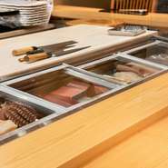 職人とコミュニケーションを図るのもカウンター席の醍醐味です。調理場との境に段差がないのも特徴的。握る姿や魚を切っていく様子までつぶさに眺められ、待っている間も飽きることなく楽しめます。