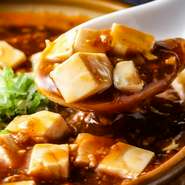 人気メニューのひとつ『麻婆豆腐』は「自家製具入り辣油」で調味され、正統派の味わいのなかに【民生】らしさがあります。「変わらぬ味」の価値がしみじみと感じられる逸品です。