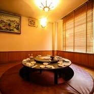 円卓テーブル席の半個室、掘りごたつタイプの円卓座敷の半個室など、個室スペースは7室。少人数から10名までの宴会に最適です。人気店なので宴会予約は早めが安心です。