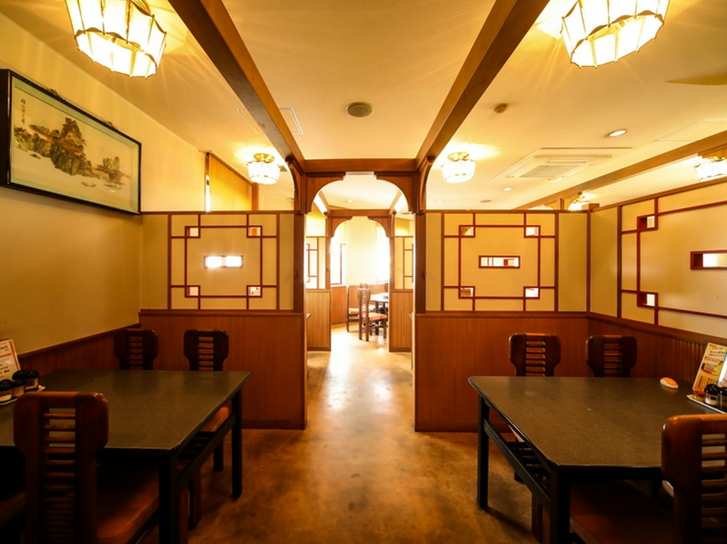 落ち着いて食事ができる、広々として温かい空間