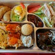 牛バラの味噌煮・エビのマヨネーズ・揚げ餃子・カニ玉・鶏チリソース・シューマイ・ゴマ団子・漬物・ライス