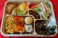 牛バラの味噌煮・エビのマヨネーズ・揚げ餃子・カニ玉・鶏チリソース・シューマイ・ゴマ団子・漬物・ライス