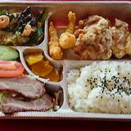 カラアゲ・エビ天・八宝菜・サラダ・漬物・ライス