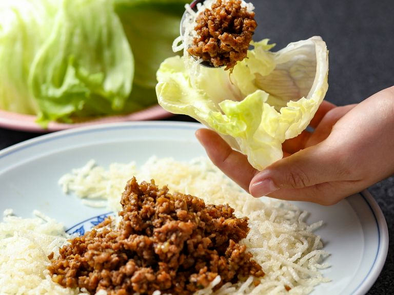 コクのある肉そぼろが美味『レタス巻き』