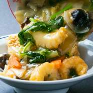 広東料理店【民生】で食べる海鮮料理は、どの料理にも上質なエビ・イカ・貝柱などがふんだんに使われていて贅沢な味わい。海の幸の風味が豊かな『海鮮おこげ』もおすすめです。