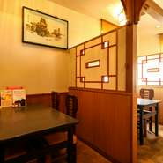 ランチタイム・週末などは賑わう人気店ですが、平日の夜であれば比較的落ち着いた雰囲気で食事ができます。初来店の方も大歓迎。初めての方も気になるメニューを試しに、立ち寄ってみてはいかがでしょうか。