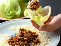 豚ミンチにエビ、くわい、しいたけなどを加えてコクと旨味たっぷりに仕上げた特製肉そぼろ。揚げ春雨と一緒に巻いて食べる『レタス巻き』はあとを引くおいしさです。少量食べたい方向けのミニサイズもあります。