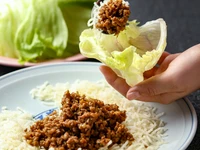 豚ミンチにエビ、くわい、しいたけなどを加えてコクと旨味たっぷりに仕上げた特製肉そぼろ。揚げ春雨と一緒に巻いて食べる『レタス巻き』はあとを引くおいしさです。少量食べたい方向けのミニサイズもあります。