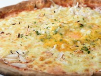 サクサクとしたクリスピー生地に、トマト100%のピザソースとたっぷりのチーズを合わせた一品。淡路島の特産玉ねぎがトッピングされており、この地で育まれた素材を満喫できます。