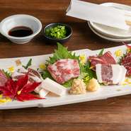 さまざまな部位を味わえる。お店のイチオシ『馬刺し盛り合わせ』
