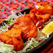 インドのスパイス10種類が入ったインドの焼肉。チキンもも肉をヨーグルト、ヒマラヤソルトで味付けして焼き上げてあります。辛くなくて食べやすいので、お子様にもオススメ。
（2p）360円