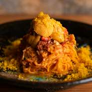 イタリアとシンガポールで研鑽を重ねた陽川シェフが、新しさと存在感がある独創的な皿を完全予約制のコースで披露。なかでも、名物の手打ちパスタ『タヤリン』、センスが冴える魚料理はドラマチックな美味しさ！